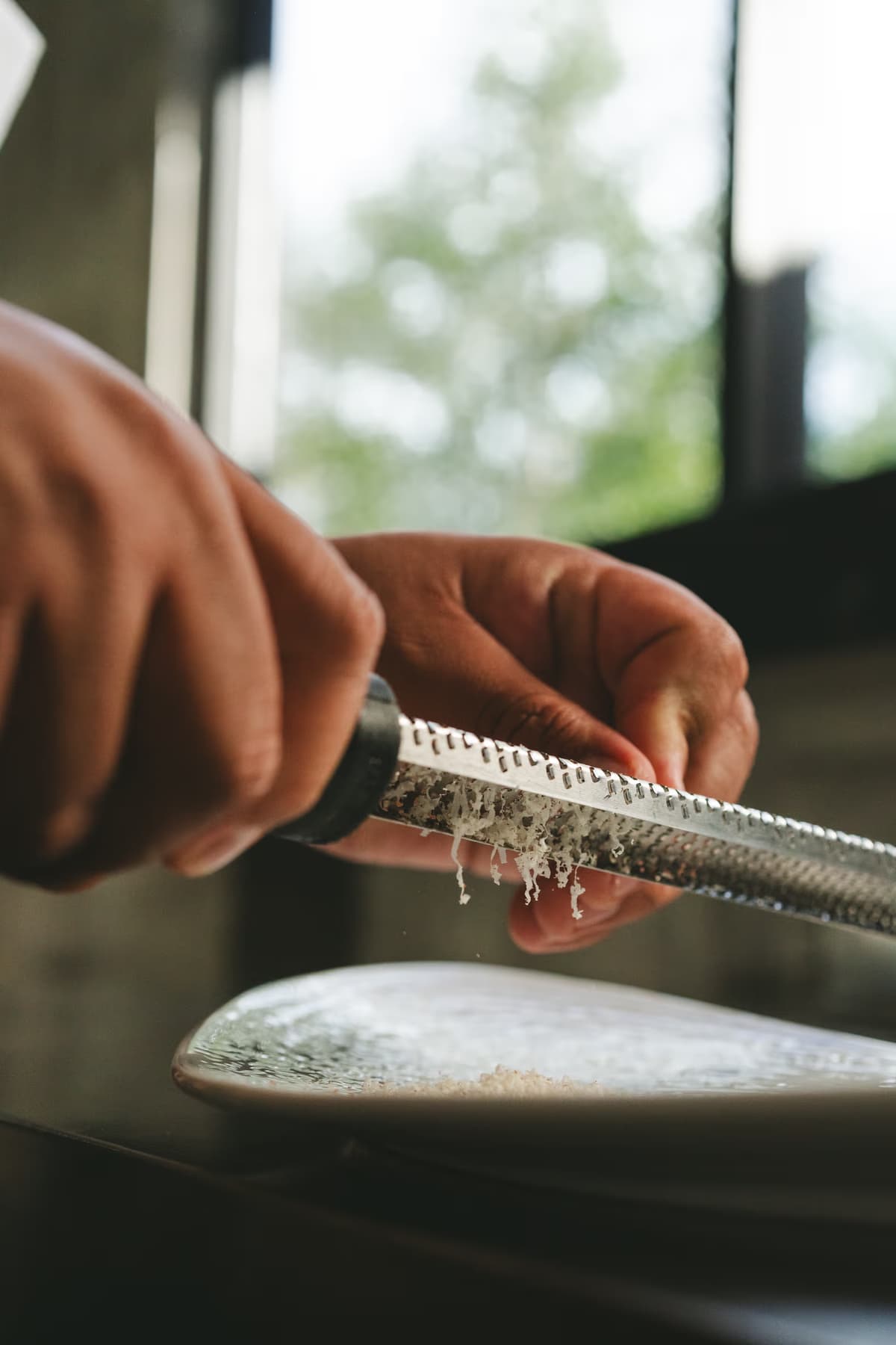 La cocina de Olivea terminando un plato del segundo menú