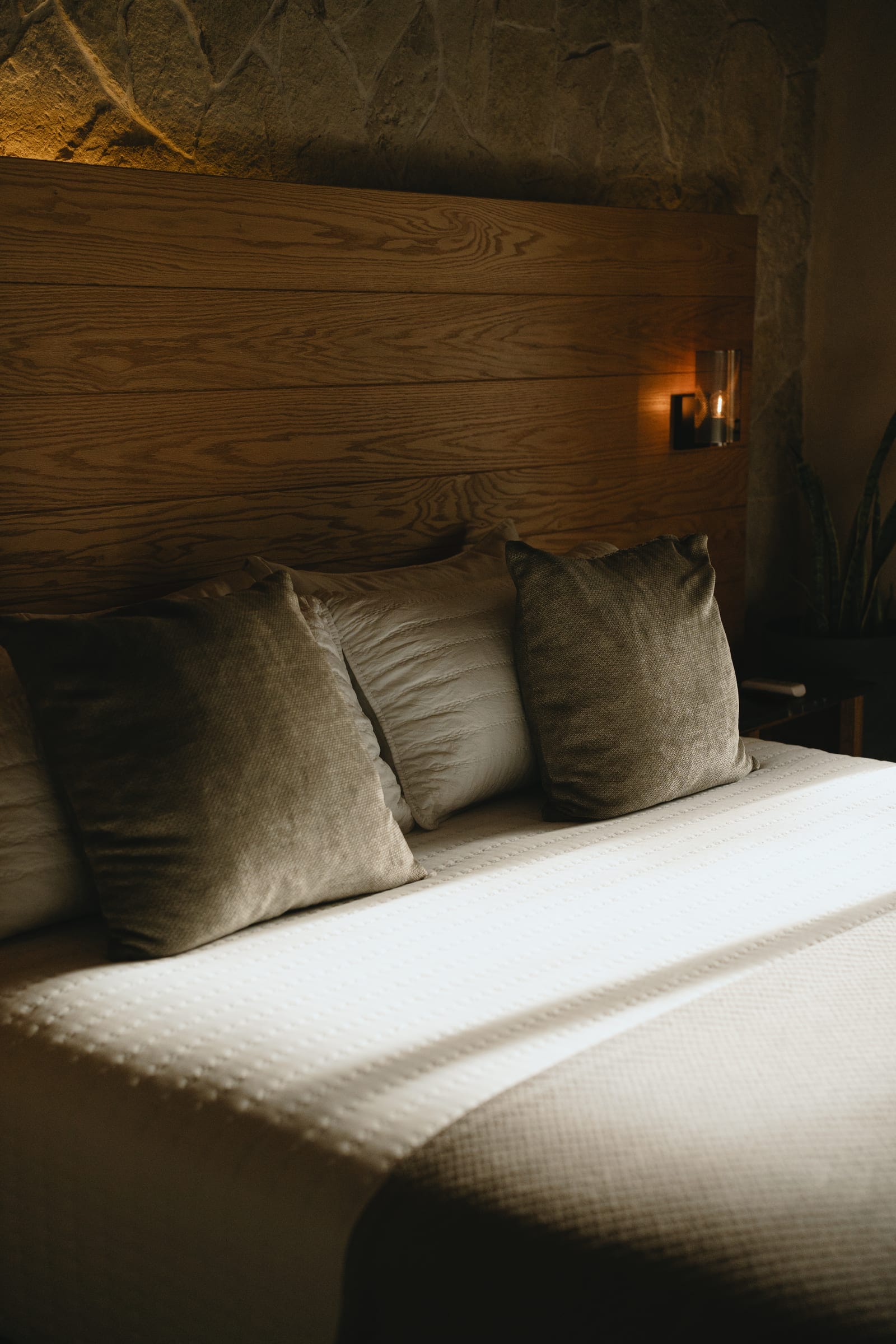 Suite with linen bedding